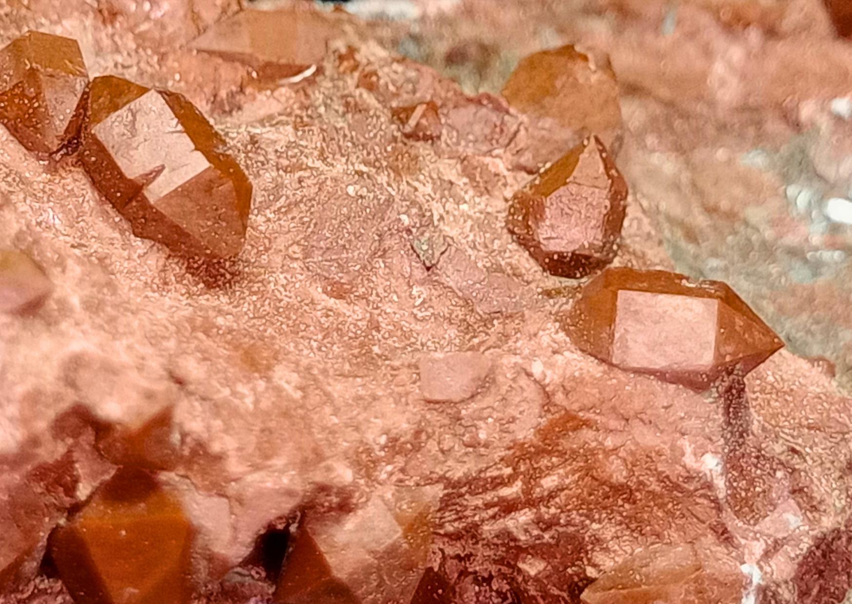 赤い水晶、母岩付きのコンポステーラ産ヒヤシンス結晶、スペイン産 