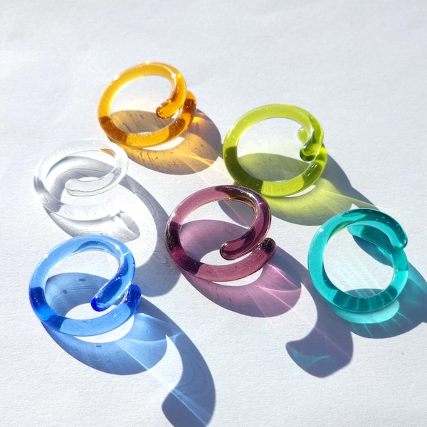 Anillo minimalista de cristal de Murano / Joyería colorida transparente hecha a mano / Accesorios de uso diario