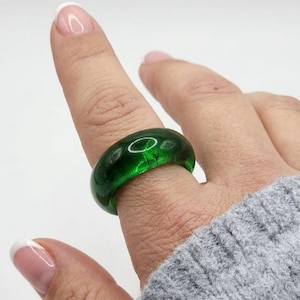 Anillo brazalete de cristal grueso y colorido