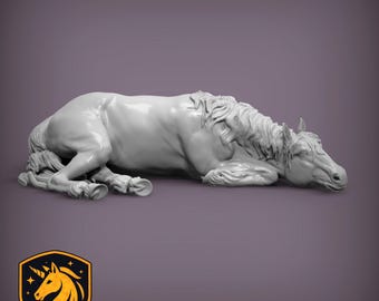 Puede incluir: Una escultura blanca de un caballo tumbado, con la cabeza apoyada en el suelo. El caballo tiene detalles, incluyendo una melena y cola fluidas. La escultura está sobre un fondo púrpura.