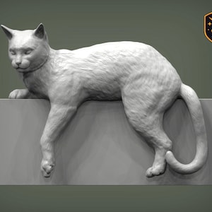 以下が含まれることがあります： 長方形のブロックの上にリラックスしたポーズで休んでいる白い猫の彫刻。猫の尾は優雅に曲がり、毛皮は詳細です。ユニコーンのロゴが右上隅にあります。