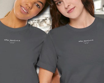 Camiseta minimalista Everyday Comfort: diseño atemporal para relajarse en casa o de viaje. Camisas de texto modernas, simples y abstractas.