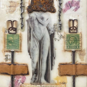 Può includere: Un collage di tecniche miste con una statua vintage di una donna, pezzi di metallo arrugginiti e vecchi francobolli. Il collage è montato su uno sfondo bianco.