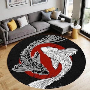 Pode incluir: Tapete redondo preto e branco com um círculo vermelho no centro. Dois peixes estilizados nadam em torno do círculo. Os peixes são pretos e brancos com detalhes intrincados.