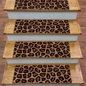 Può includere: Set di quattro pedate per scale a stampa leopardata marrone e nera. Le pedate sono realizzate in un materiale morbido e antiscivolo e sono perfette per aggiungere un tocco di stile alla tua casa.