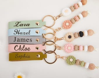 Porte-clés personnalisé marguerite, similicuir gravé, breloque floral en perles
