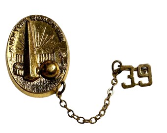 Vintage 1939 New York World’s Fair Souvenir Collar Pin Oval Shaped Brooch
