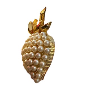 Vintage 1950s 1960s PELL/PED Gold Plated Strawberry Brooch w/ Pavé Faux Pearls Costume Jewelry image 4