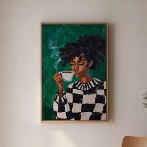 以下が含まれることがあります： コーヒーを飲む人物を描いた額入りの絵画。人物は白と黒のチェック柄のセーターを着ています。背景はテクスチャ加工された緑色です。絵画は暖かく、人を招き入れるような雰囲気です。
