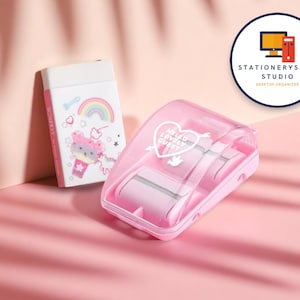 Peut inclure: Un ensemble d'organisateurs de bureau roses. Il comprend une boîte blanche avec un arc-en-ciel et un motif de cornet de glace, et un distributeur de ruban adhésif rose transparent avec le texte "Hello Lovely Guest".