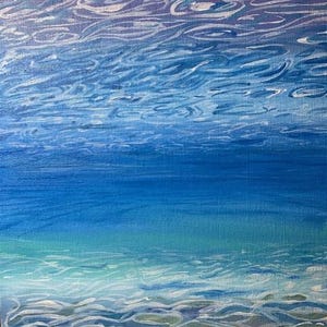 Puede incluir: Pintura abstracta que representa una escena submarina. La obra presenta tonos de azul y blanco, con patrones blancos y arremolinados en la parte superior. La mitad inferior pasa de azul claro a un azul más profundo y oscuro.