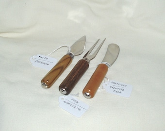 ENSEMBLE DE COUVERTS À FROMAGE 1, 3 pièces, manches artisanaux en différents bois durs, lames en acier inoxydable, nourriture, fêtes, charcuterie, cadeau