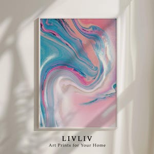 Könnte beinhalten: Abstrakter Kunstdruck mit einem fließenden Design in Türkis-, Rosa- und Weißtönen. Das Kunstwerk zeigt ein wirbelndes Muster, das einen Marmoreffekt erzeugt. Der Text "LIVLIV Art Prints for Your Home" befindet sich unten.