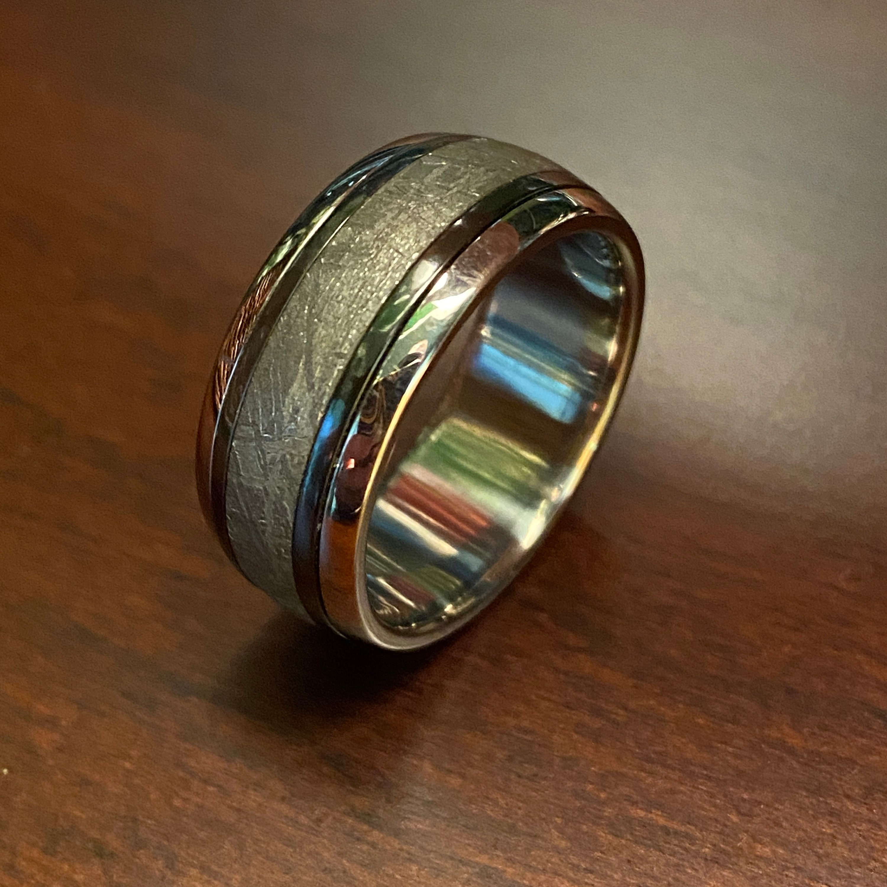 ギベオン隕石リング：ブラックジルコニウムインレイ付きチタンバンド