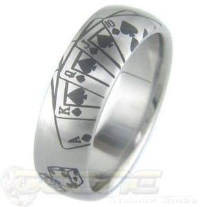 Anello Gambler; Anello in titanio inciso con carte