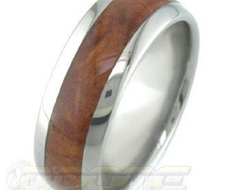 Titanio con intarsi in radica di Amboyna; anello con intarsio in legno