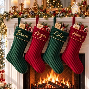 Puede incluir: Cuatro calcetines navideños acanalados en colores verde oscuro y rojo intenso, cada uno con un nombre bordado en dorado: Bruce, Angus, Colin y Henry. Los calcetines están rellenos de pequeñas cajas de regalo, piñas y bastones de caramelo.