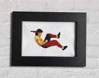 Punto de cruz de Liu Kang con patada de bicicleta: Arte retro de Mortal Kombat enmarcado