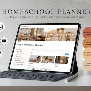 Op de afbeelding: Een digitale tablet met een "Homeschool Planner" interface, met de tekst "2026 Homeschool Planner". Het scherm toont opties voor lessen, klasactiviteiten en kindinformatie. De tablet staat op een toetsenbordhoes, met een stylus in de buurt. De afbeelding bevat de tekst "Helps you organize every part of your homeschooling journey."