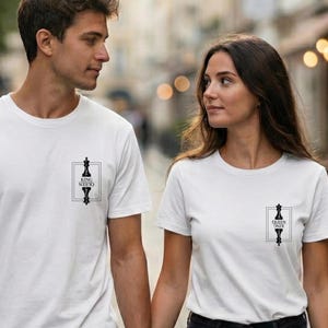 Minimalistisk par-T-shirt – Kung & Drottning-design, subtil statement-tröja