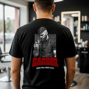 Pode incluir: Camiseta preta com uma ilustração de um barbeiro segurando uma máquina de cortar cabelo. A palavra "BARBER" está em vermelho, com "WHERE SKILL MEETS STYLE" abaixo. O design é uma ilustração detalhada.