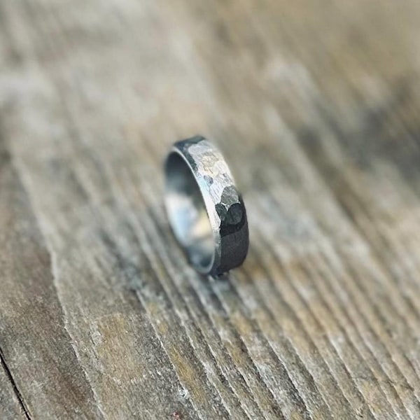 Fede nuziale in titanio martellato con bordo smussato / Anello forgiato a mano / Fede nuziale minimalista / Anello da uomo personalizzato / Fede nuziale da donna