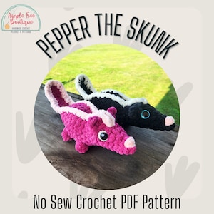 Puede incluir: Un patrón de crochet para una mofeta rosa y negra llamada Pepper. El patrón es un patrón PDF de crochet sin coser.