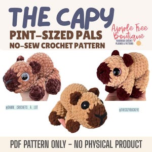 Puede incluir: La imagen muestra tres peluches de capibara tejidos a ganchillo en diferentes poses. Los peluches son principalmente de color beige con acentos marrón oscuro en la cara, las orejas y los pies. El texto "THE CAPY" y "PINT-SIZED PALS" son visibles, junto con "NO-SEW CROCHET PATTERN".
