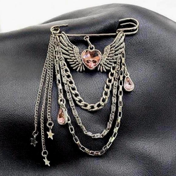 Gothic Angel Wing Safety Pin Brooch – Pink Heart Crystal, Star Charms, Layered Chains, Harajuku Punk Pin, Aesthetic Jacket Accessory