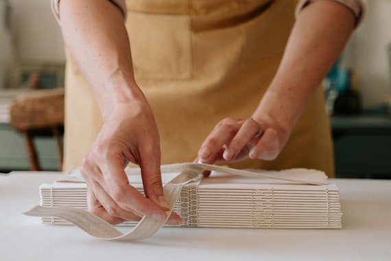 Handmade Cotton Rag Sketchbook: 210gsm khadi pages for watercolour. Bestseller lay flat art journal.