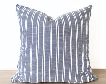 Blauw wit gestreepte linnen kussensloop, kustblauw gestreepte kussensloop, marineblauw gestreept sierkussen, nautisch linnen, moderne kust