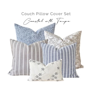 Könnte beinhalten: Ein Set aus sechs dekorativen Sofakissenbezügen in verschiedenen Mustern und Farben. Das Set enthält Kissen mit blau-grau-weißen Streifenmustern, floralen Designs und einfarbigen Texturen. Der Text "Couch Pillow Cover Set" und "Coastal with Taupe" sind zu sehen.