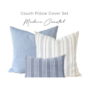 Peut inclure: Ensemble de trois housses de coussin de canapé rayées en bleu et blanc. Le texte "Modern Coastal" est écrit au-dessus des coussins.