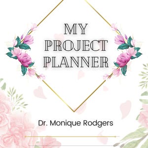 Könnte beinhalten: Ein weißer Projektplaner mit dem Text "MY PROJECT PLANNER" in Schwarz, umrahmt von einer goldenen geometrischen Form. Der Planer ist mit rosa floralen Akzenten und dem Namen "Dr. Monique Rodgers" verziert.