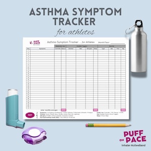Op de afbeelding: Een astma-symptoomtracker voor atleten, met een gedetailleerde tabel voor het registreren van symptomen, medicatie en triggers. Inclusief een inhalator, een voorzetkamer, een waterfles en een potlood. De tekst luidt "Asthma Symptom Tracker... for athletes."