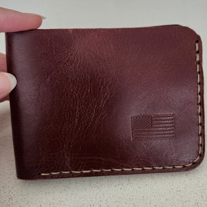 Cartera de cuero marrón hecha a mano para hombre - Sello de bandera de EE.UU.
