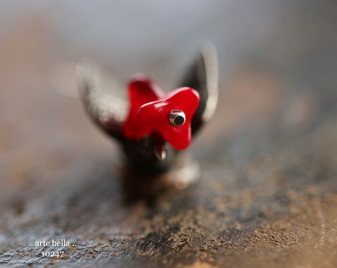 SIMPLY RED BUDS .. 30 Premium Czech Glass 3 Petal Flower Beads 5x7mm (10247-st) .. jewelry supplies
