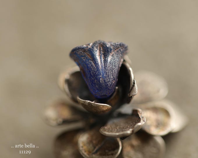 premium glass beads .. COBALT BLUSH LILIES .. New 10 Czech Glass Lily Flower Beads 9x10mm (11129-10) .. jewelry supplies