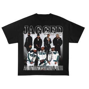 Puede incluir: Camiseta negra con un estampado gráfico blanco de un grupo de personas. El texto "JAGGED Elder Tour 2025" y "AN INTIMATE EVENING WITH" está impreso en la camiseta.