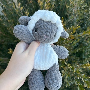 Peluche de cordero de ganchillo: decoración para la habitación del bebé. Gray