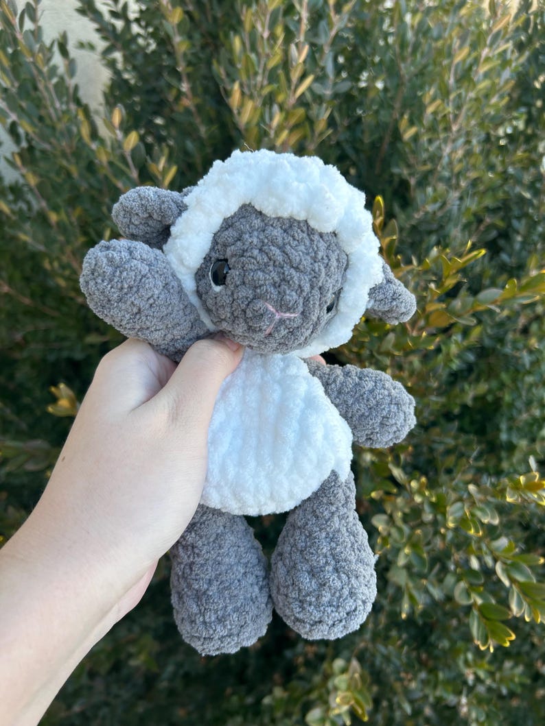 Peluche de cordero de ganchillo: decoración para la habitación del bebé. Gray