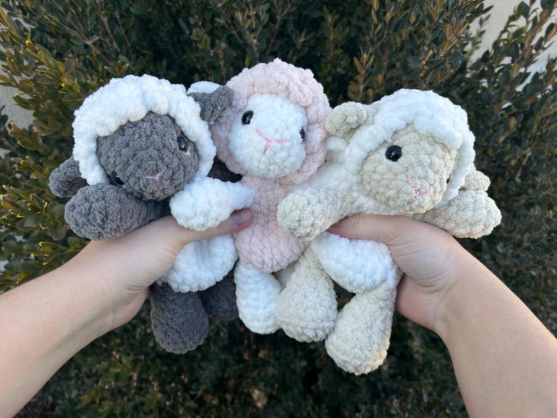 Peluche de cordero de ganchillo: decoración para la habitación del bebé. imagen 1
