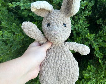 Conejito de peluche de ganchillo para abrazar - Decoración para la habitación del bebé