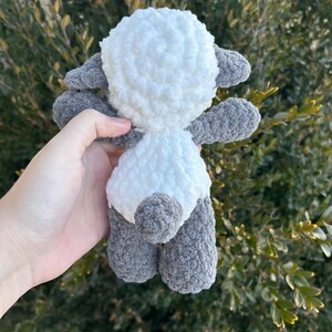 Peluche de cordero de ganchillo: decoración para la habitación del bebé. imagen 8