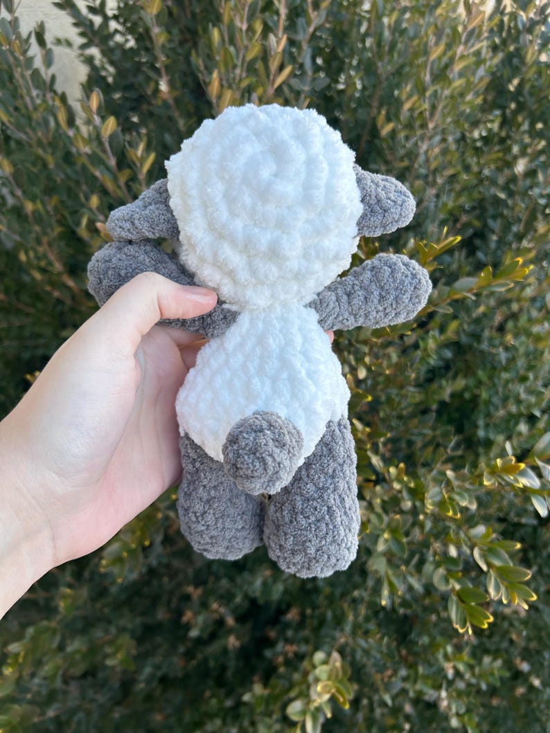 Peluche de cordero de ganchillo: decoración para la habitación del bebé. imagen 8