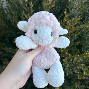 Peluche de cordero de ganchillo: decoración para la habitación del bebé. Pink