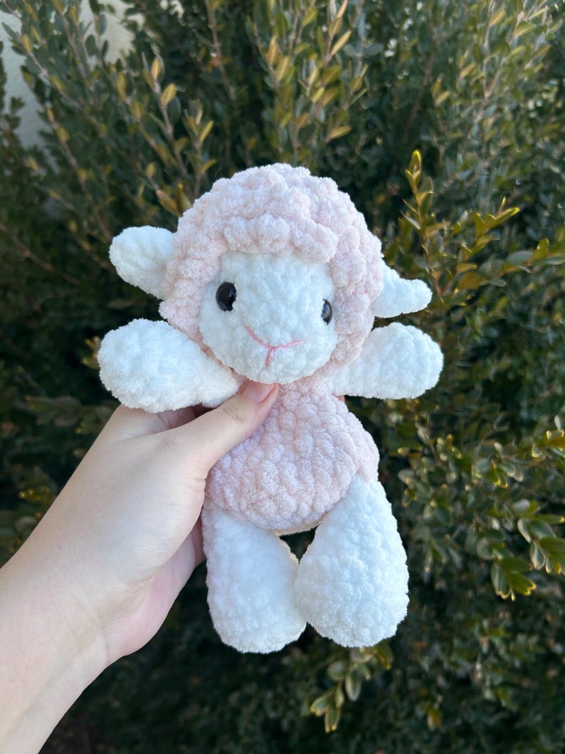 Peluche de cordero de ganchillo: decoración para la habitación del bebé. Pink