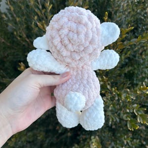 Peluche de cordero de ganchillo: decoración para la habitación del bebé. imagen 10