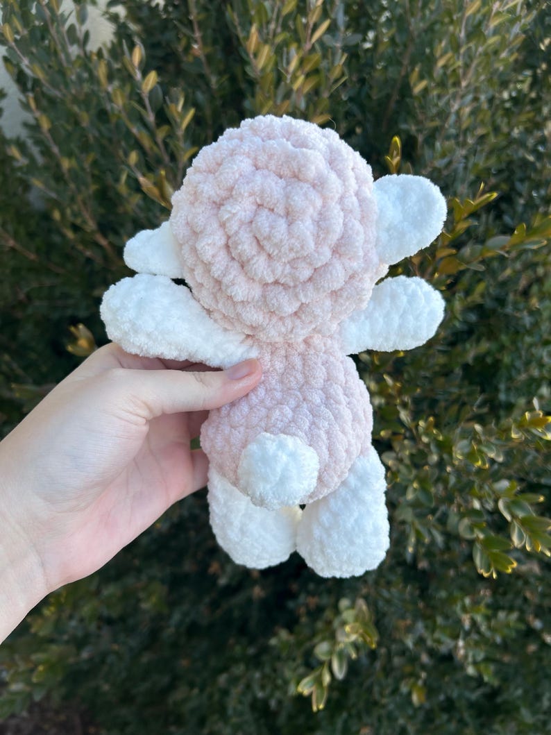 Peluche de cordero de ganchillo: decoración para la habitación del bebé. imagen 10