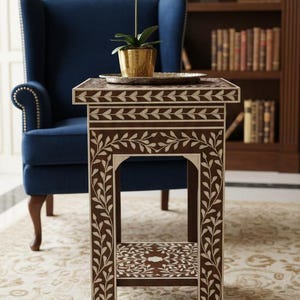 Brauner Knochen Inlay Beistelltisch, handgefertigter Holzakzent Nachttisch